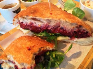 kanapka śliwka w kompot w knajpie Bułka przez bibułkę