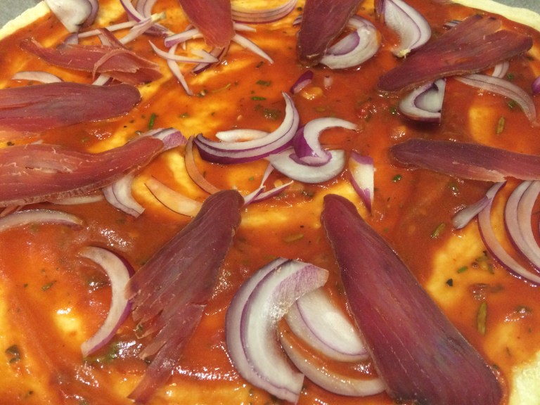 Pizza z suszonym tuńczykiem.